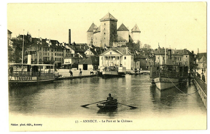 Carte postale ancienne Haute-Savoie Annecy le Port et le Château animé bateaux à Annecy