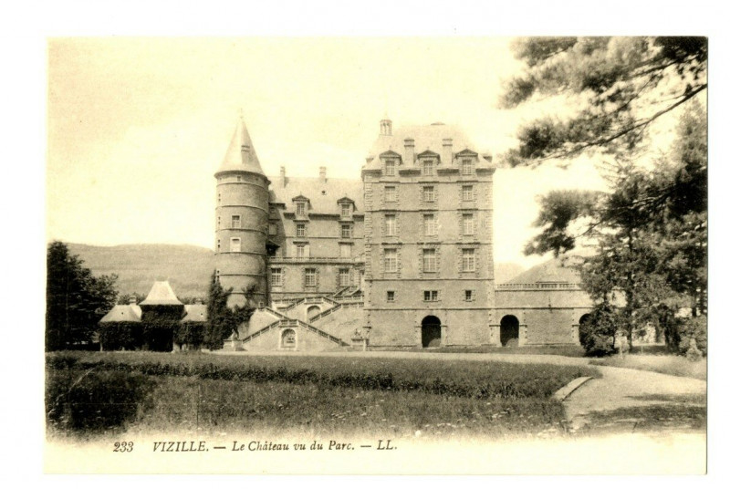 Carte postale ancienne Isère Vizille Le Château vu du Parc à Vizille