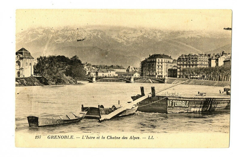 Carte postale ancienne Isère Grenoble L'Isère et la Chaîne des Alpes bateaux à Grenoble