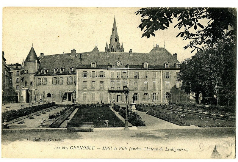 Carte postale ancienne Isère Grenoble Hôtel de Ville ancien château de Lesdiguières à Grenoble