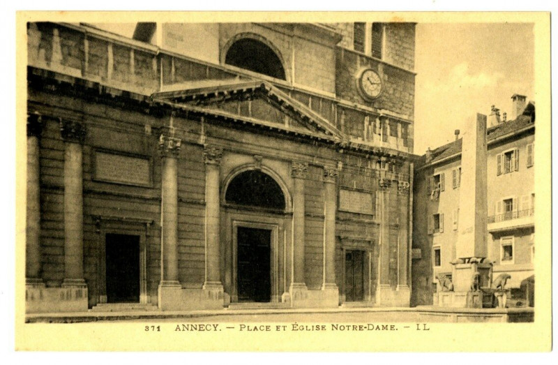 Carte postale ancienne Haute-Savoie Annecy Place et Eglise Notre-dame à Annecy