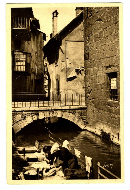 Carte postale ancienne Haute-Savoie Annecy Lavandière sur le Thiou animé à Annecy
