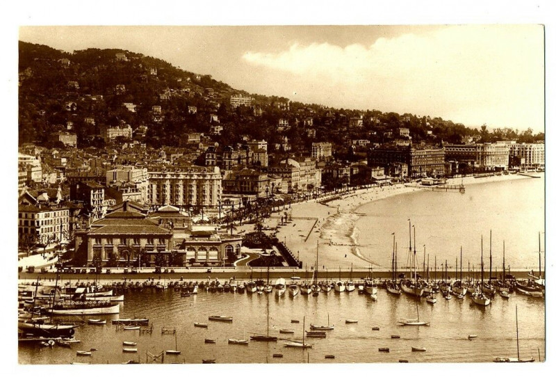 Carte postale ancienne Alpes Maritimes Cannes Le Casino et les Hôtels vus du Mt-Chevalier à Cannes