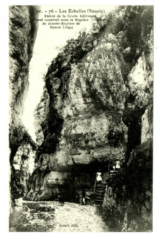 Carte postale ancienne Savoie les Echelles Entrée de la Grotte animé