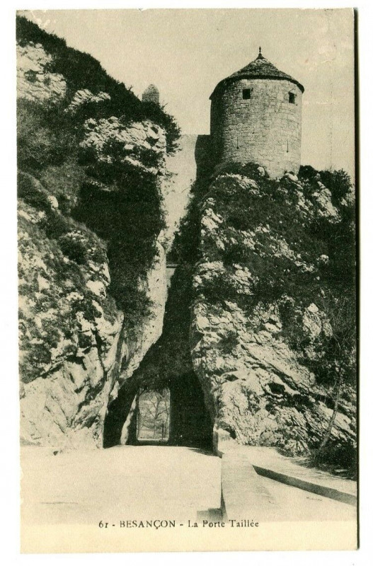 Carte postale ancienne Doubs Besançon La Porte taillée à Doubs