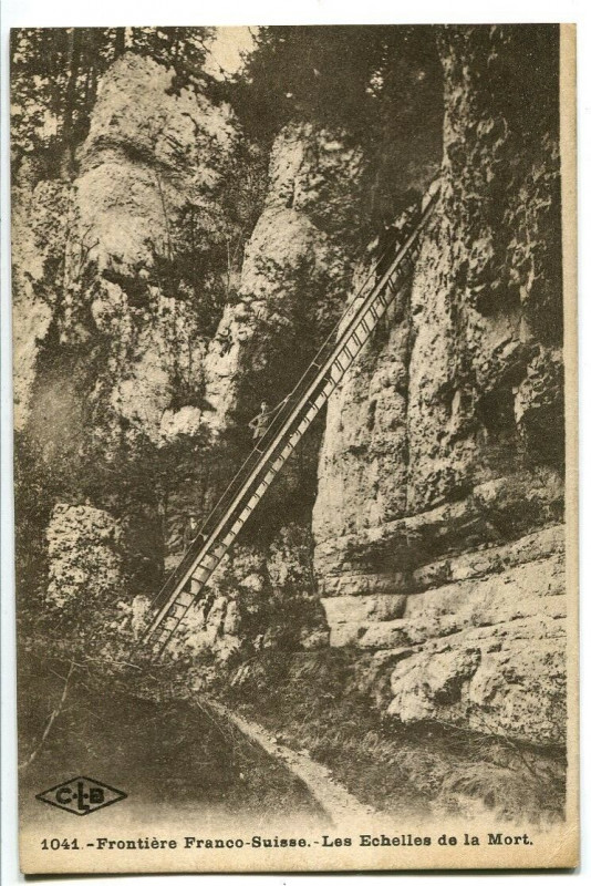 Carte postale ancienne Doubs Frontière Franco-Suisse Les Echelles de la Mort animé à Doubs