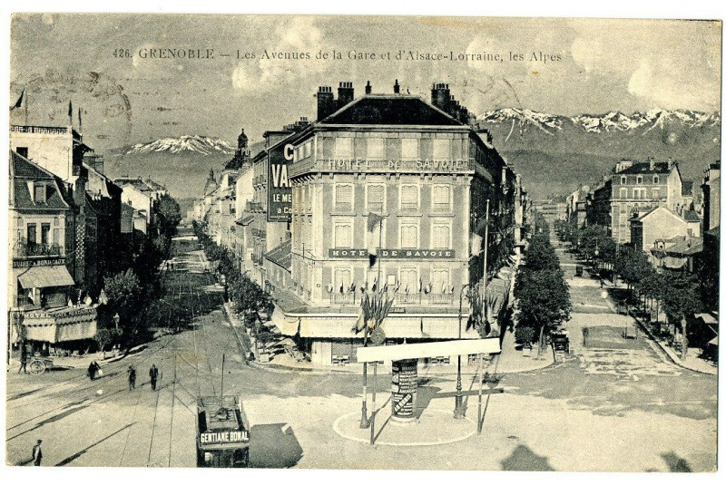 Carte postale ancienne Isère Grenoble Les Avenues de la Gare et Alsace-Lorraine les Alpes animé à Grenoble