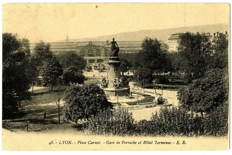 Carte postale ancienne Rhône Lyon Place carnot Gare de Perrache et Hôtel Terminus à Lyon