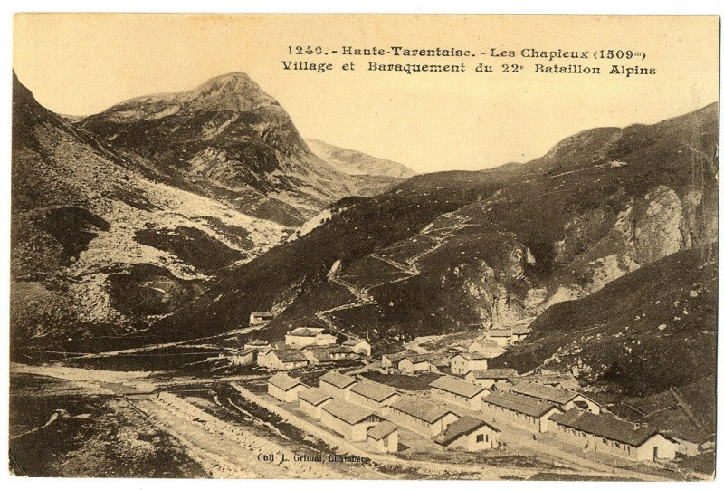 Carte postale ancienne Savoie Les Chapieux Village et Baraquement du 22ème Bataillon Alpin
