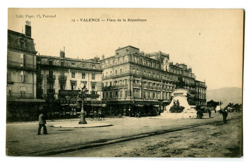 Carte postale ancienne Drôme Valence La Place de la République animé à Valence
