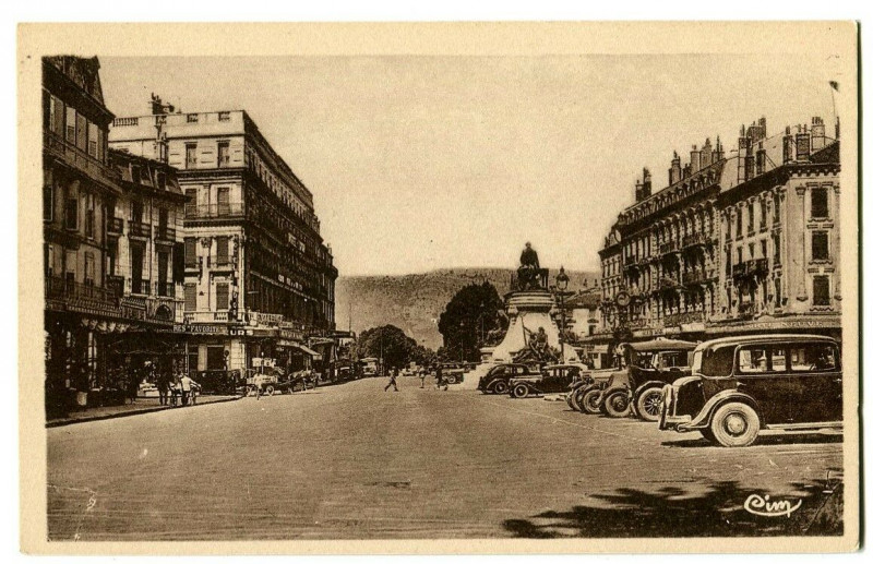 Carte postale ancienne Drôme Valence La place de la République voitures à Valence