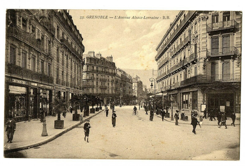 Carte postale ancienne Isère Grenoble l'Avenue Alsace-Lorraine animé à Grenoble