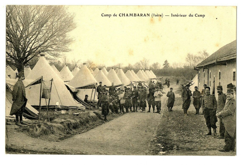 Carte postale ancienne Isère Chambaran Militaire Intérieur du Camp animé