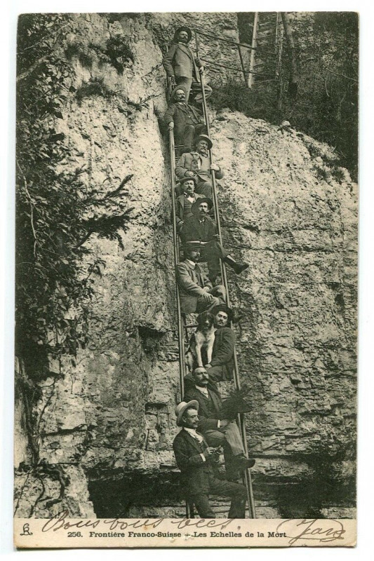Carte postale ancienne Doubs Frontière Franco-Suisse Les Echelles de la Mort animé à Doubs