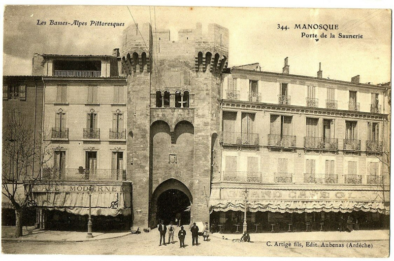 Carte postale ancienne Alpes-de-Haute-Provence Manosque Porte de la Saunerie animé à Manosque