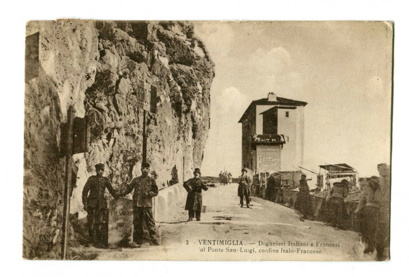 Carte postale ancienne Alpes-Maritimes Ventimiglia Douaniers Francais et Italiens Pont Saint-Louis