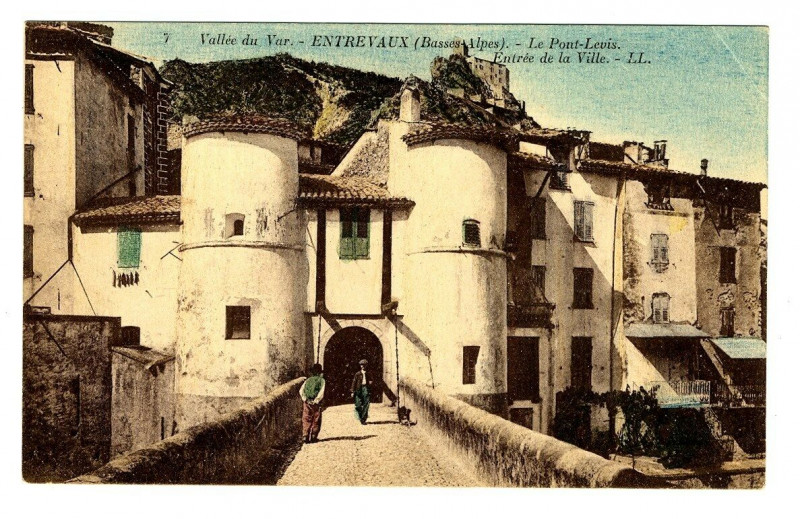 Carte postale ancienne Alpes de Haute-Provence Entrevaux  Pont levis et Entrée de la Ville animé à Entrevaux