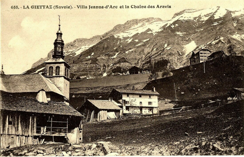 Carte postale ancienne Savoie La Giettaz Villa Jeanne d'Arc et la Chaîne des Aravis à La Giettaz