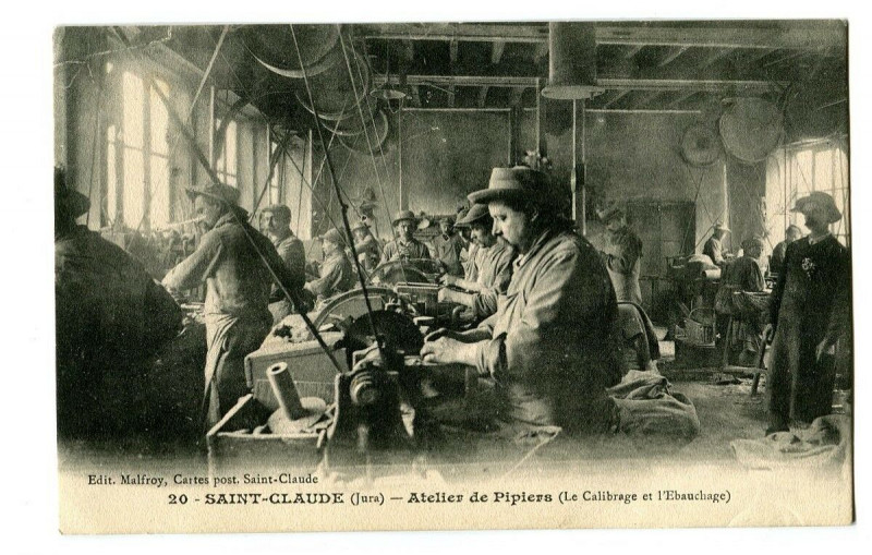 Carte postale ancienne Jura Saint-Claude Atelier de Pipiers animé métier à Saint-Claude