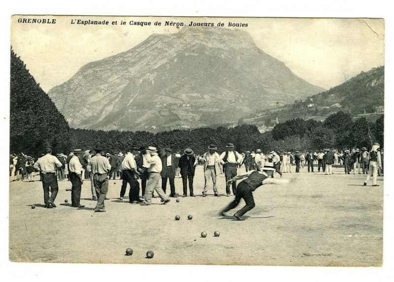 Carte postale ancienne Isère Grenoble L'Esplanade et le Casque de Néron Joueurs de Boules animé à Grenoble