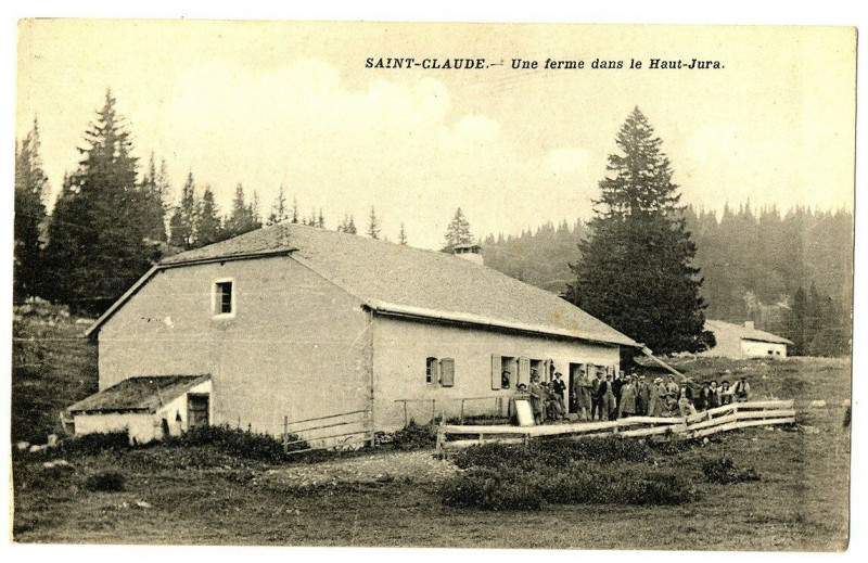 Carte postale ancienne Jura Saint-Claude Une Ferme dans le Haut-Jura animé à Saint-Claude