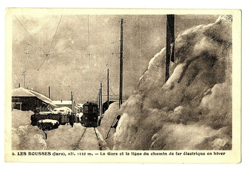 Carte postale ancienne Jura Les Rousses La gare et la Ligne du Chemin de fer électrique en hiver à Chemin