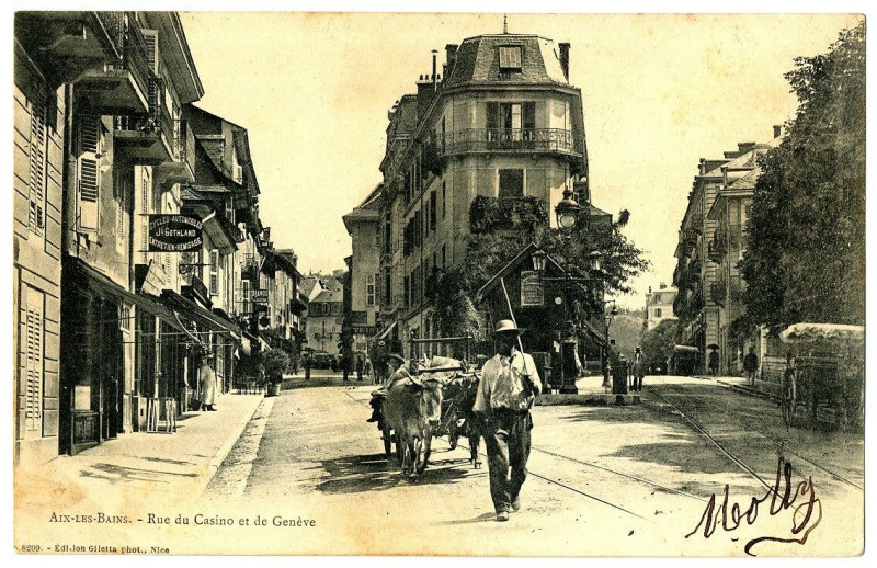 Carte postale ancienne Savoie Aix-les-Bains Rue du Casino et de Genève animé charette animaux à Aix-les-Bains