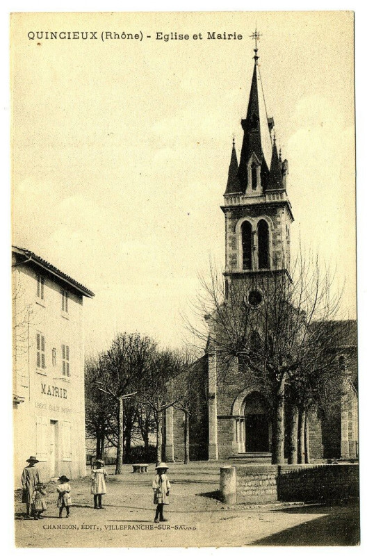 Carte postale ancienne Rhône Quincieux Eglise et Mairie animé à Quincieux