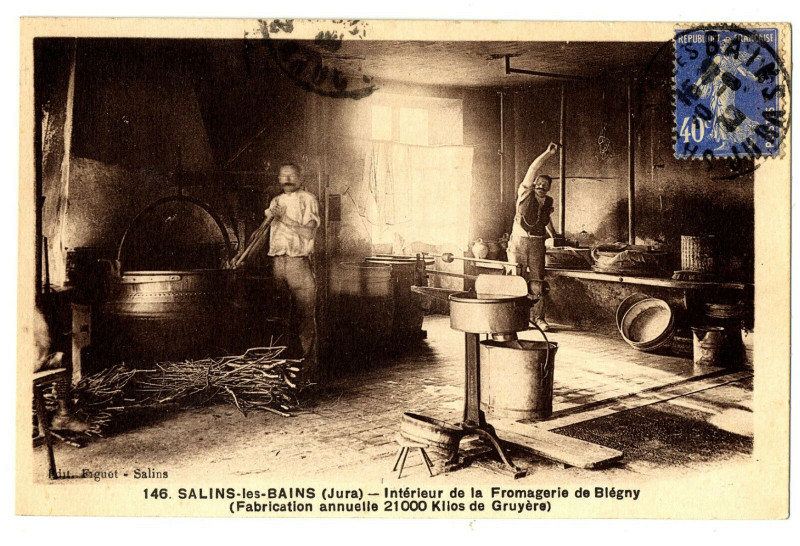 Carte postale ancienne Jura salins-les-Bains Intérieur de la Fromagerie de Blégny animé à Salins-les-Bains