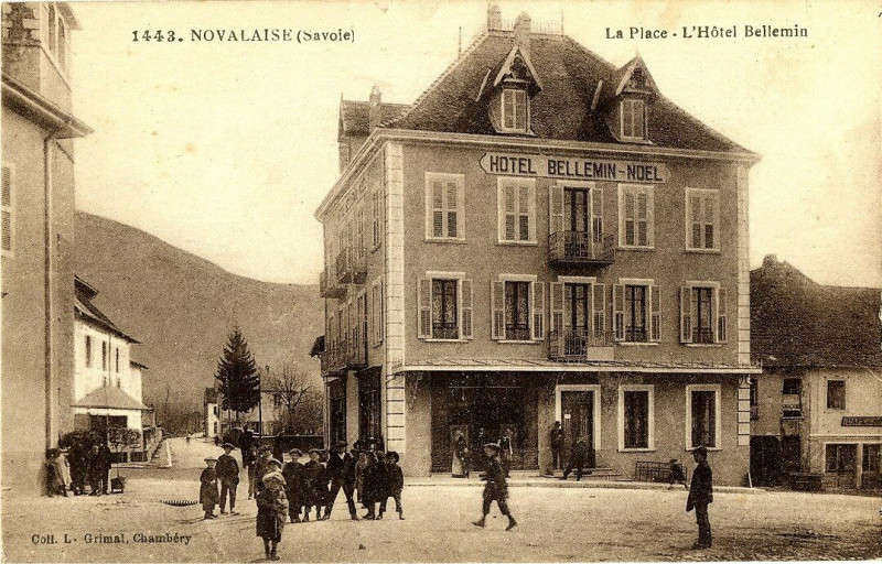 Carte postale ancienne Savoie Novalaise La Place L'Hôtel Bellemin animé à Novalaise