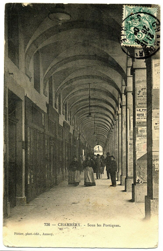 Carte postale ancienne Savoie Chambéry sous les Portiques animé à Chambéry