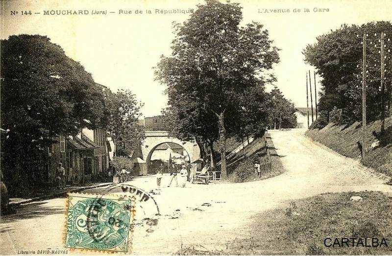 Carte postale ancienne Jura Mouchard Rue de la république et Avenue de la Gare animé à Mouchard