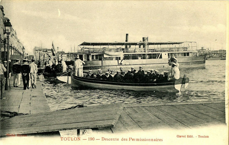 Carte postale ancienne Var Toulon Descente des Permissionnaires à Toulon
