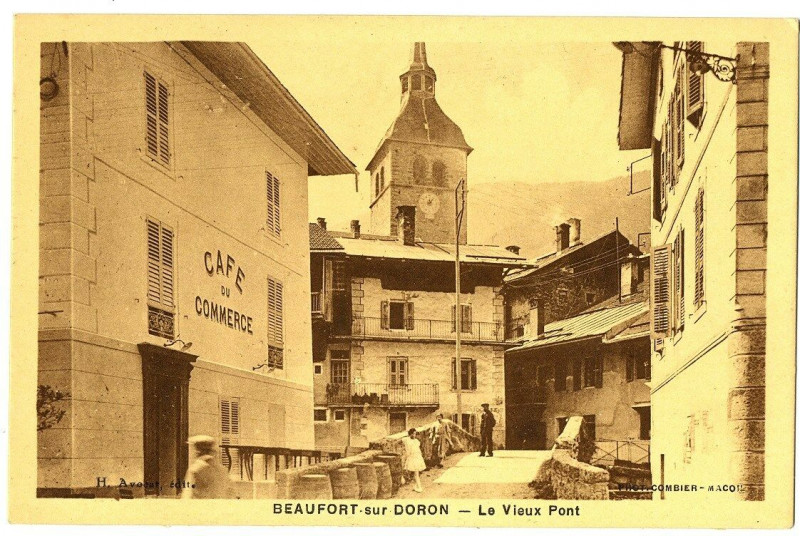 Carte postale ancienne Savoie Beaufort sur Doron Le Vieux Pont animé à Beaufort