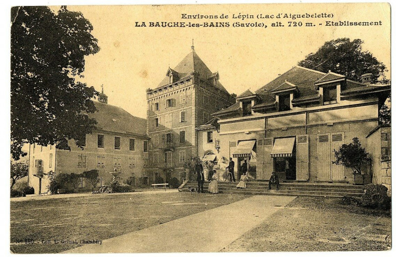 Carte postale ancienne Savoie La Bauche-les-Bains Etablissement animé à La Bauche