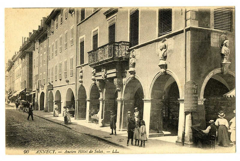 Carte postale ancienne Haute-Savoie Annecy  Ancien Hôtel de sales animé à Annecy