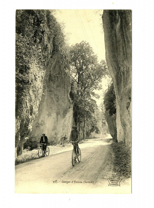 Carte postale ancienne Savoie Gorges de Yenne animé vélos à Yenne