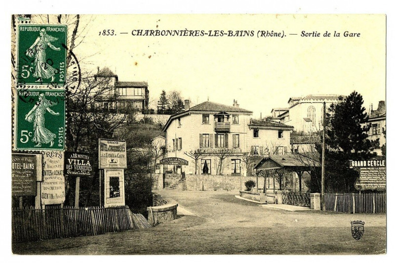 Carte postale ancienne Rhône Charbonnières-les-Bains Sortie de la Gare à Charbonnières-les-Bains