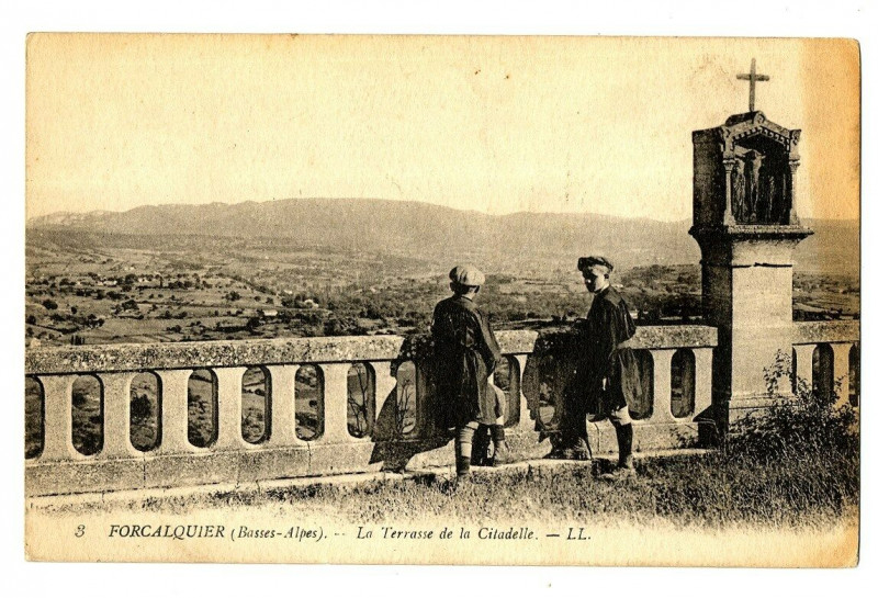 Carte postale ancienne Alpes-de-Haute-Provence Forcalquier La Terrasse de la Citadelle animé à Forcalquier