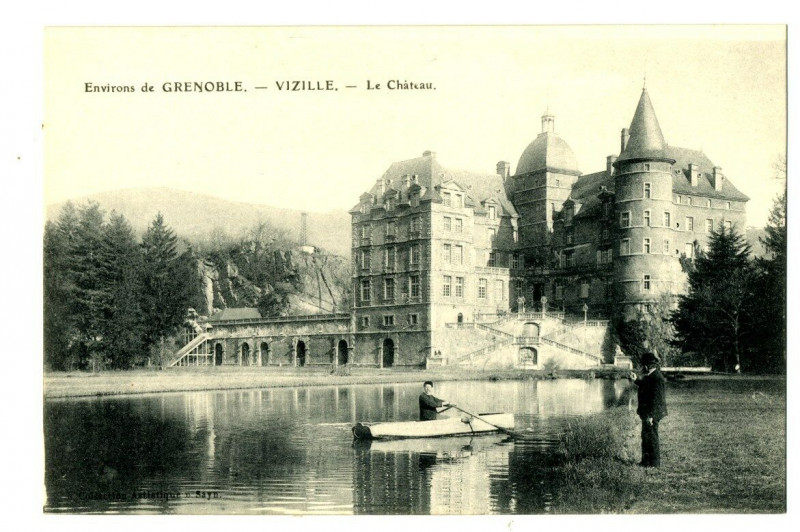 Carte postale ancienne Isère Vizille Le Château animé barque à Vizille