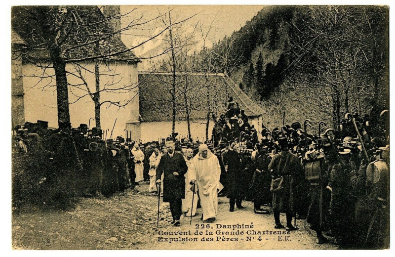 Carte postale ancienne Isère Couvent de Grande Chartreuse Expulsion des Pères n°4