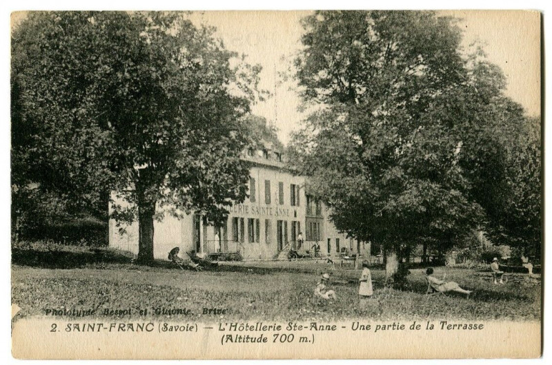 Carte postale ancienne Savoie Saint-Franc l'Hôtellerie Ste-Anne Une Partie de la Terrasse animé à Saint-Franc