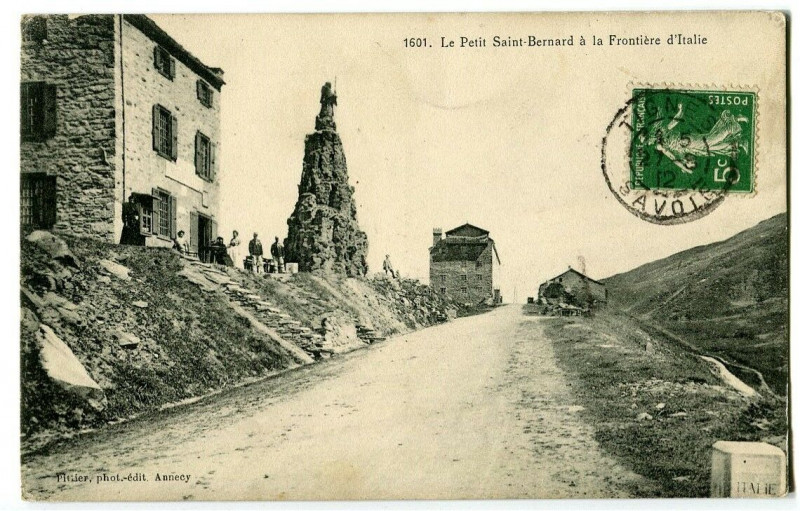 Carte postale ancienne Savoie Le Petit Saint-Bernard à la Frontière d' Italie