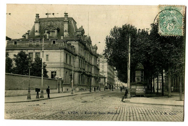 Carte postale ancienne Rhône Lyon Ecole de Santé Militaire animé à Lyon