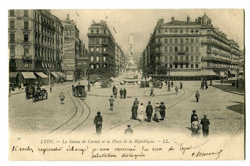 Carte postale ancienne Rhône Lyon La statue de Carnot et la Place de la République animé à Lyon