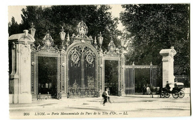 Carte postale ancienne Rhône Lyon Porte Monentale du Parc de la Tête d'Or animé à Lyon