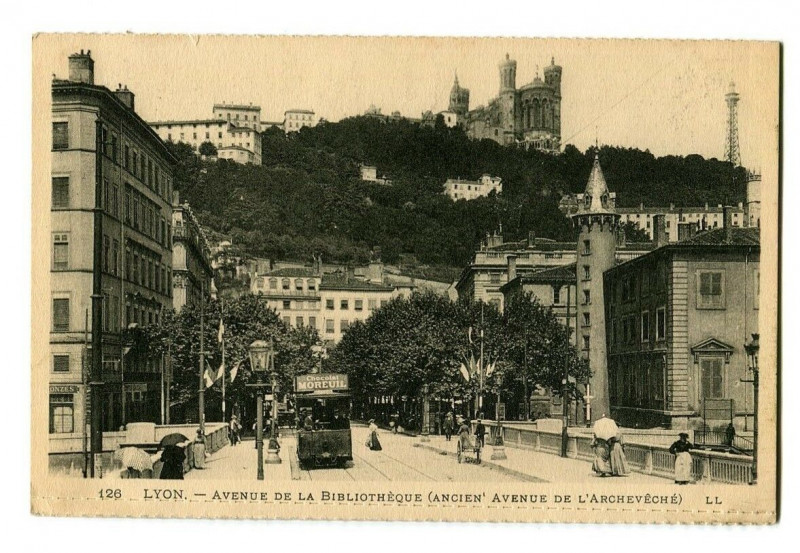 Carte postale ancienne Rhône Lyon Avenue de la Bibliothèque animé tram à Lyon