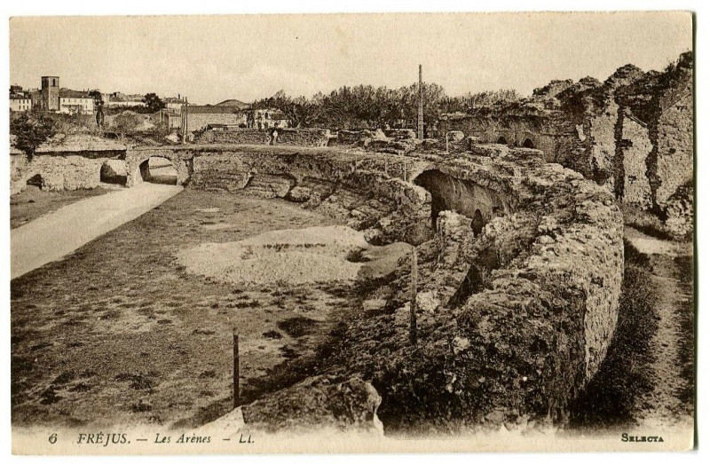 Carte postale ancienne Var Fréjus Les Arènes à Fréjus