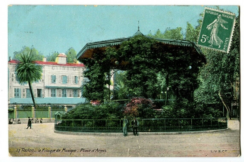 Carte postale ancienne Var Toulon Le Kiosque de Musique Place d'Armes animé à Toulon