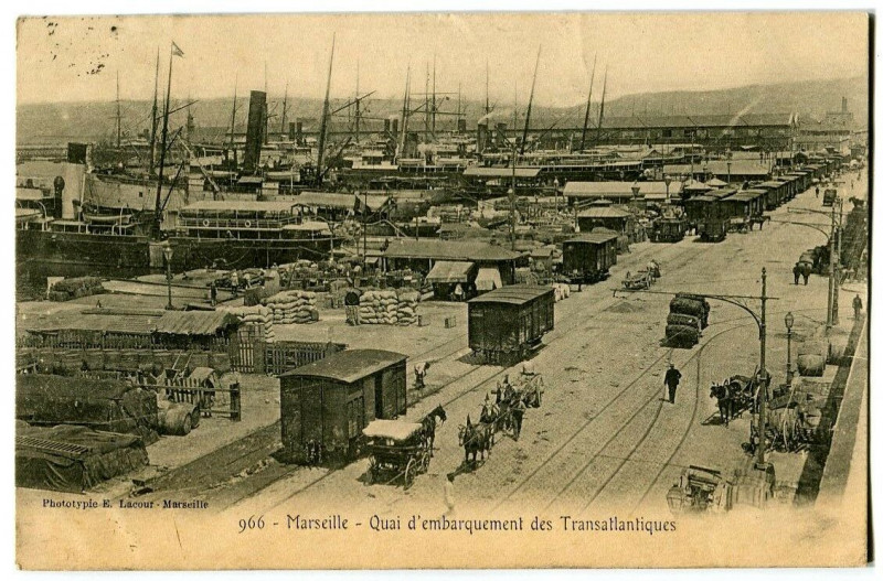 Carte postale ancienne Bouche-du-Rhône Marseille Quai d'embarquement des Transatlantiques animé à Marseille